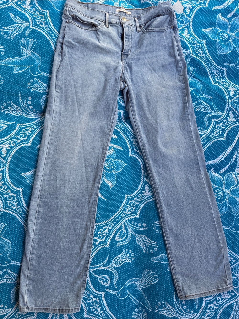 Levi’s 314 Shaping Straight Light Wash Jeans Size 31 Mid Rise Tummy Control